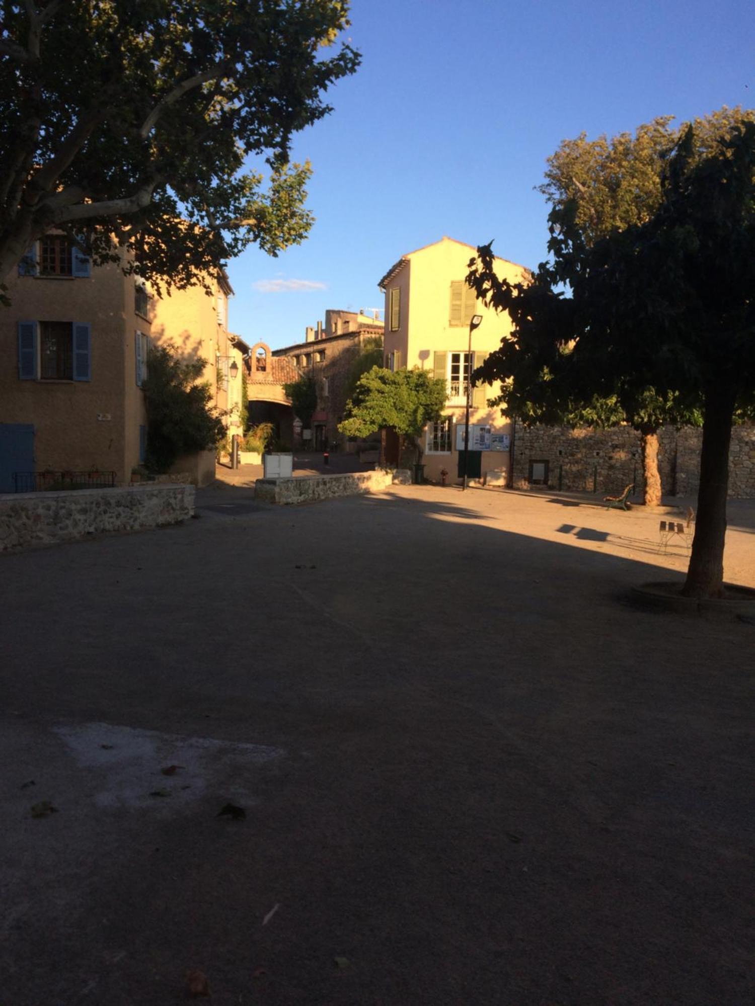 Au Coeur Du Village Provencal Tourtour Luaran gambar